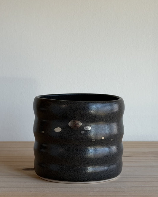 Wavy Cup in Charcoal with White Gold Decorations