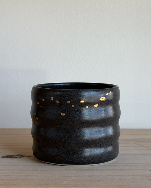 Wavy Cup in Charcoal with Yellow Gold Decoration
